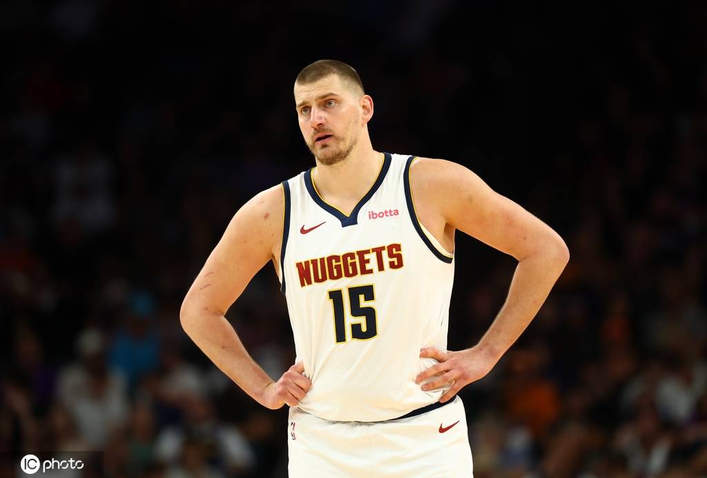 约基奇23+17+17穆雷21分 布克22+8掘金险胜太阳